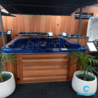 DEEP END SPA & POOL : a showroom stocked with the complete Sapphire Spa range