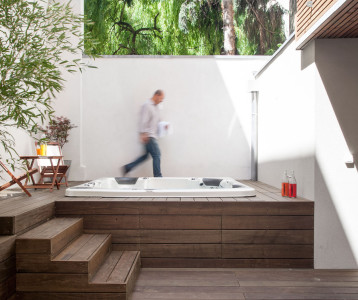 Comparing Timber, Inflatable, and Acrylic Portable Hot Tubs