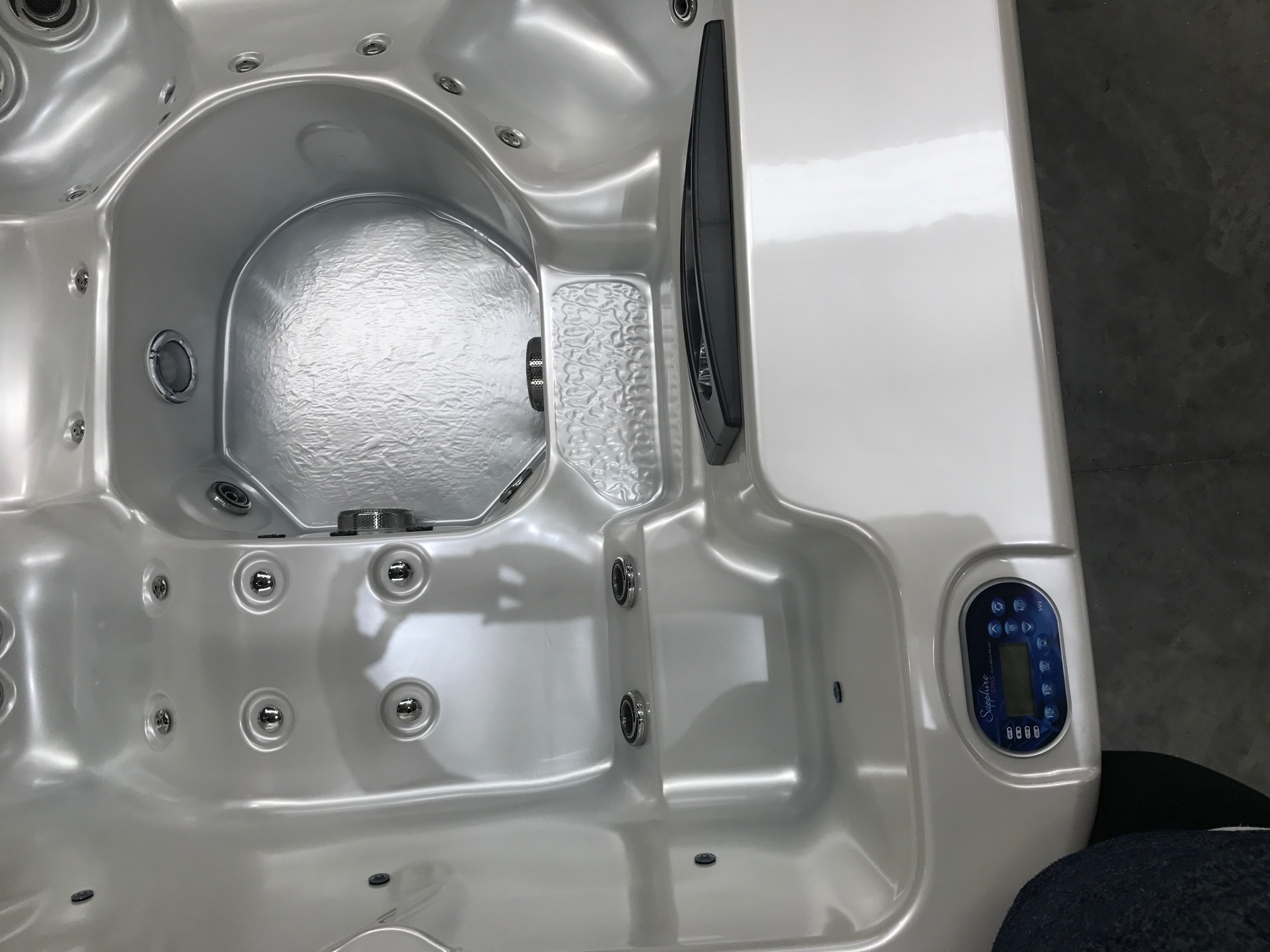 5 Person Spa myEscape Sapphire Spas Call 1300 069 772